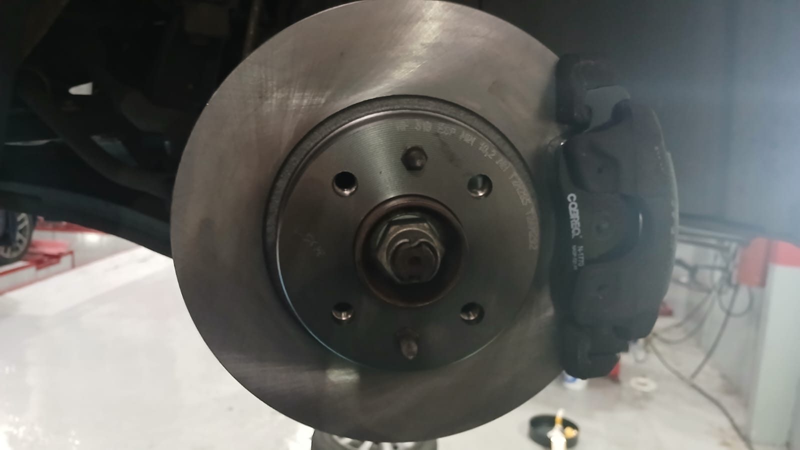 Sistema de freio com disco em manutenção dentro da oficina