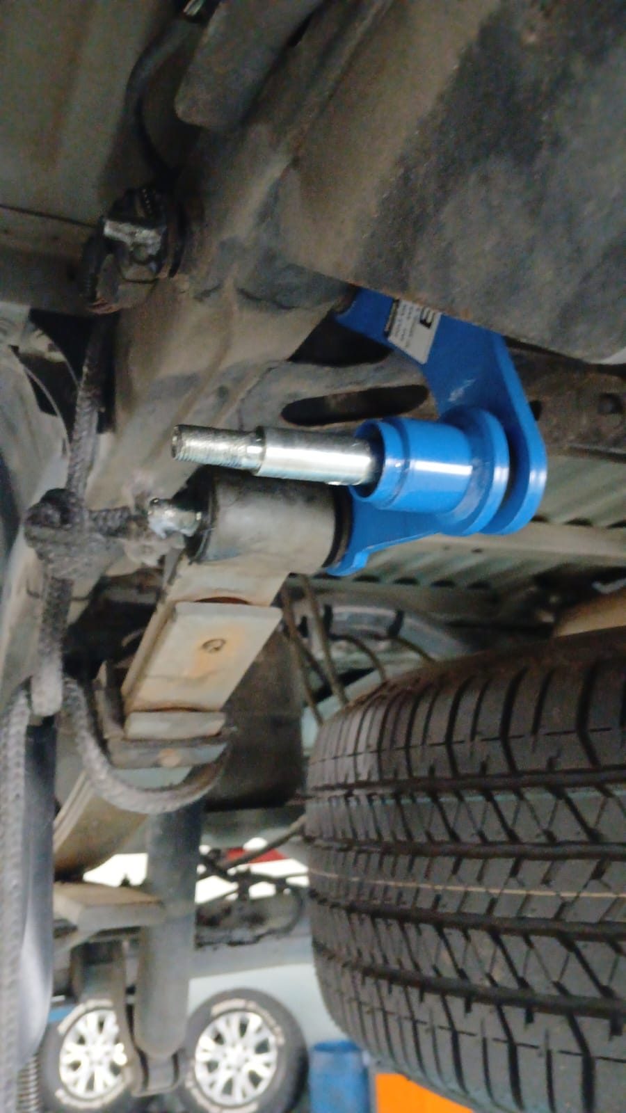 Componente de suspensão automotiva instalado no veículo