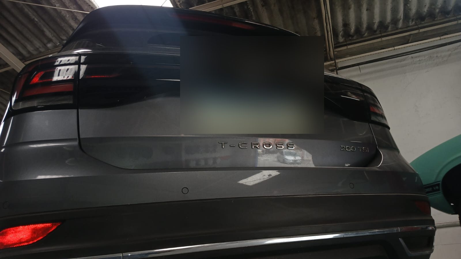 Veículo importado na oficina durante serviço mecânico