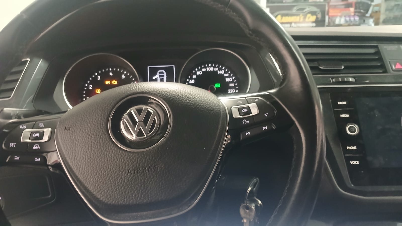 Painel automotivo em diagnóstico eletrônico com luzes de alerta